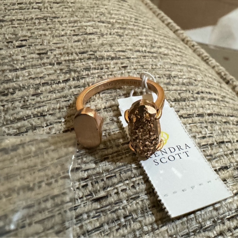 🎉LAST CHANCE🎉 KENDRA SCOTT
Pryde Ring Silver/Iridescent‎ Drusy
